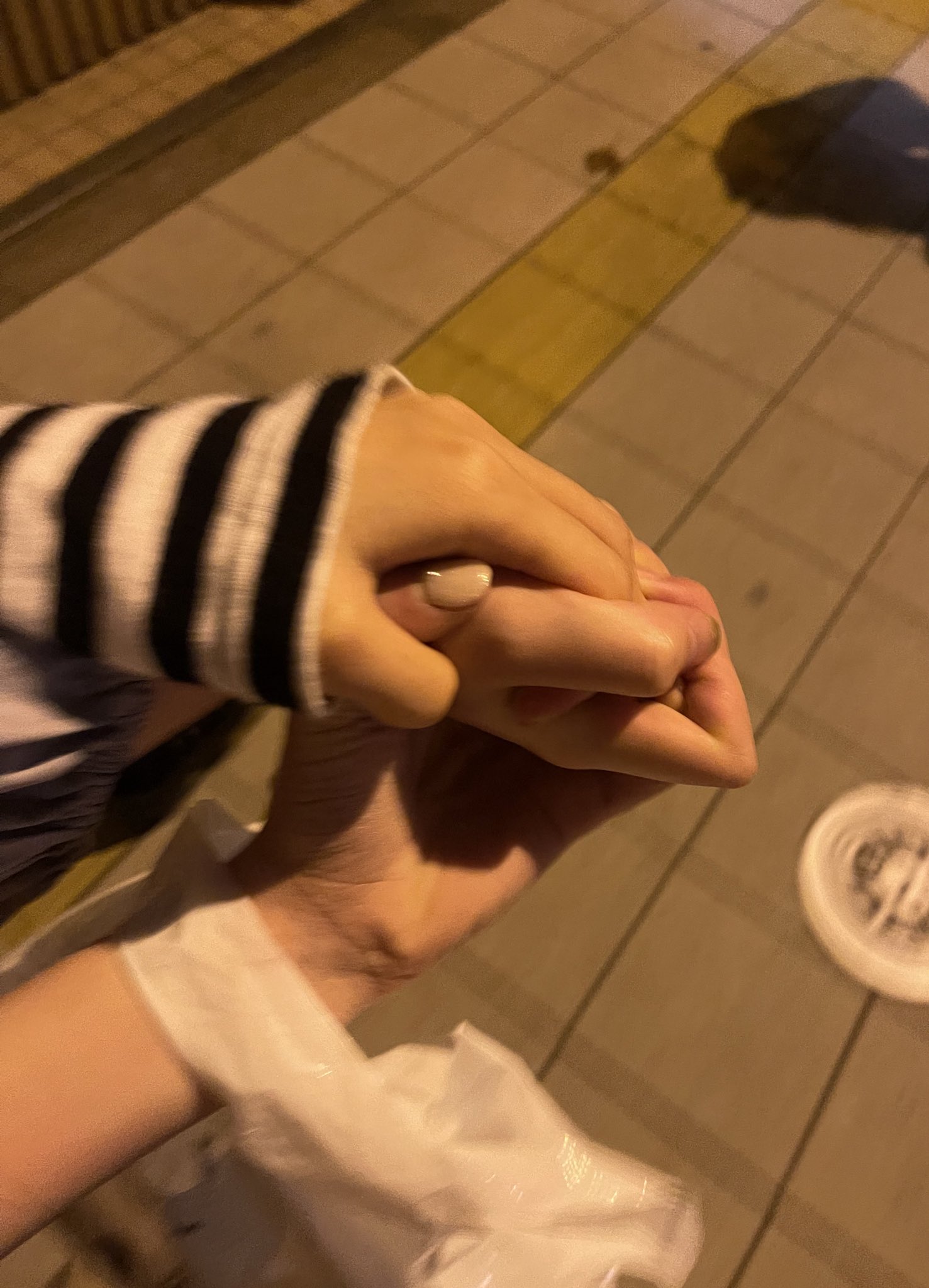 手つなぎフォト 👫かわいい！おしゃれ！と思ったら👌の絵文字を送ってくださいね💓カップルデート 中の写真に参考になる、手つなぎフォトのご紹介❤️デート中に何気なく繋いでいるカップルの方も、意識して写真に残したことってそんなにないのかも？ 手繋ぎフォト