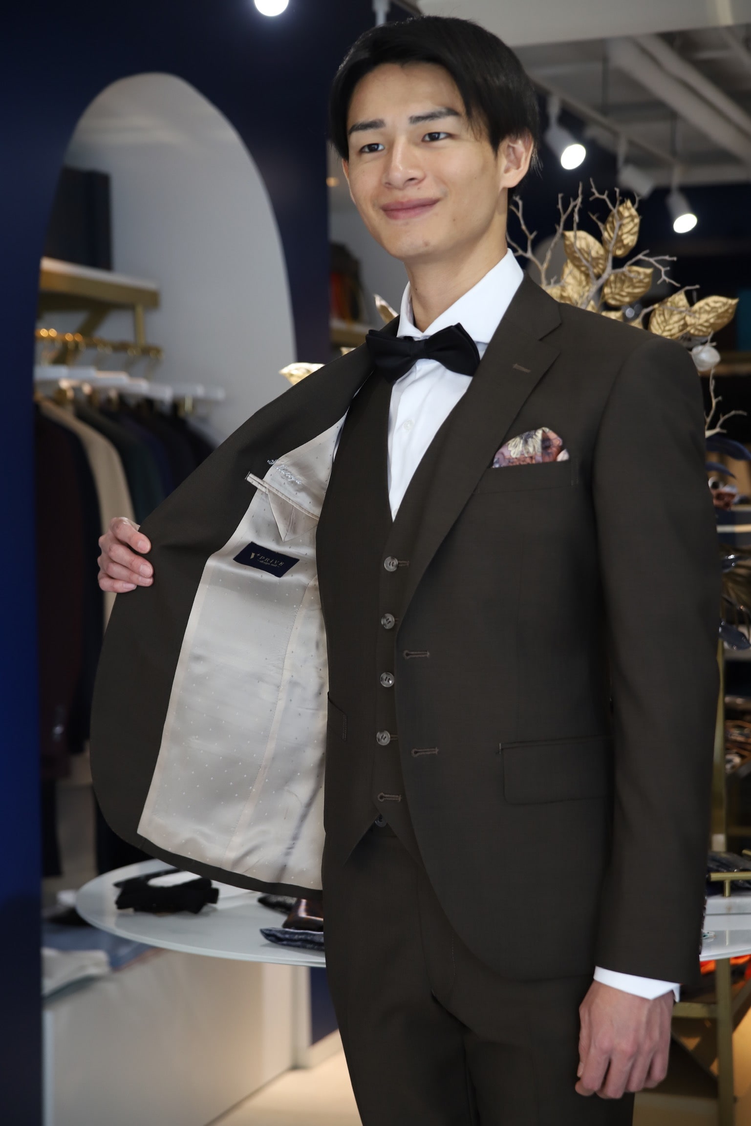 結婚式の日に蝶ネクタイをした茶色のスリーピース スーツの新郎の肖像画 写真背景 無料ダウンロードのための画像 - Pngtree