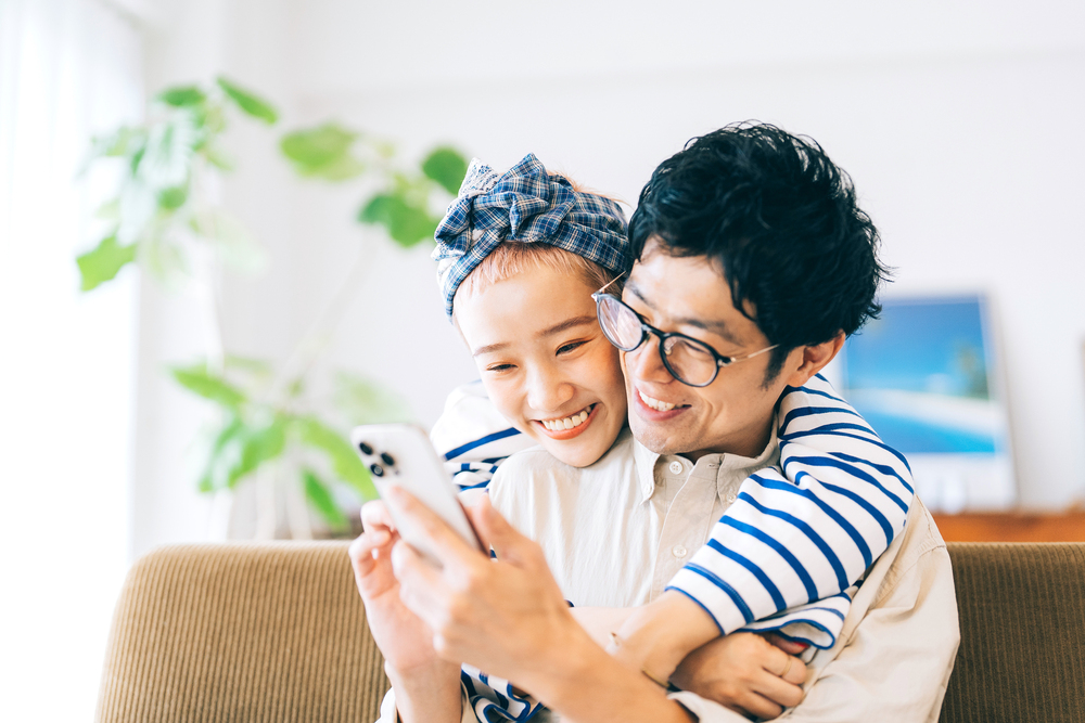 バックハグする男性心理を大解剖！10個の深層心理＆キュンとさせる反応女性の恋愛や出会いを応援する恋活ノウハウ・トレンド情報サイトハッピーライフウーマン