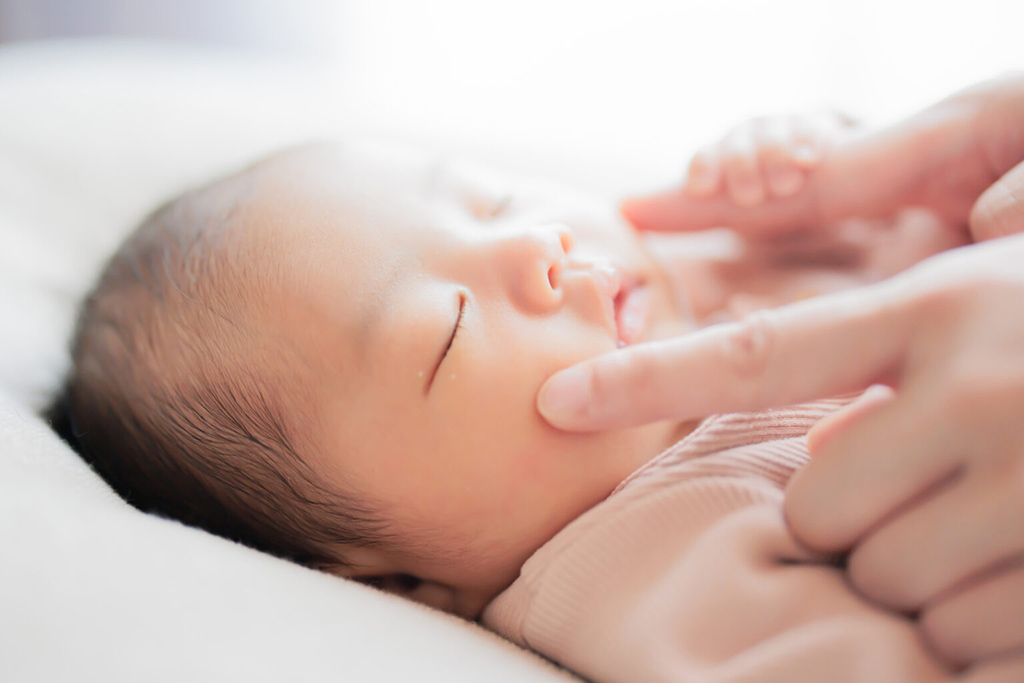 医師監修 赤ちゃんの顔や頭にブツブツが！？新生児に多い「乳児湿疹」 脂漏性皮膚炎 の原因・予防・対処法ナチュラルサイエンス for Mama &Kids Smile