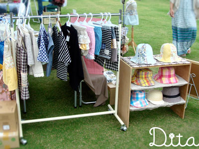 フリーマーケットでの服の売り方！高くたくさん売るための方法 - teniteo テニテオpage 2