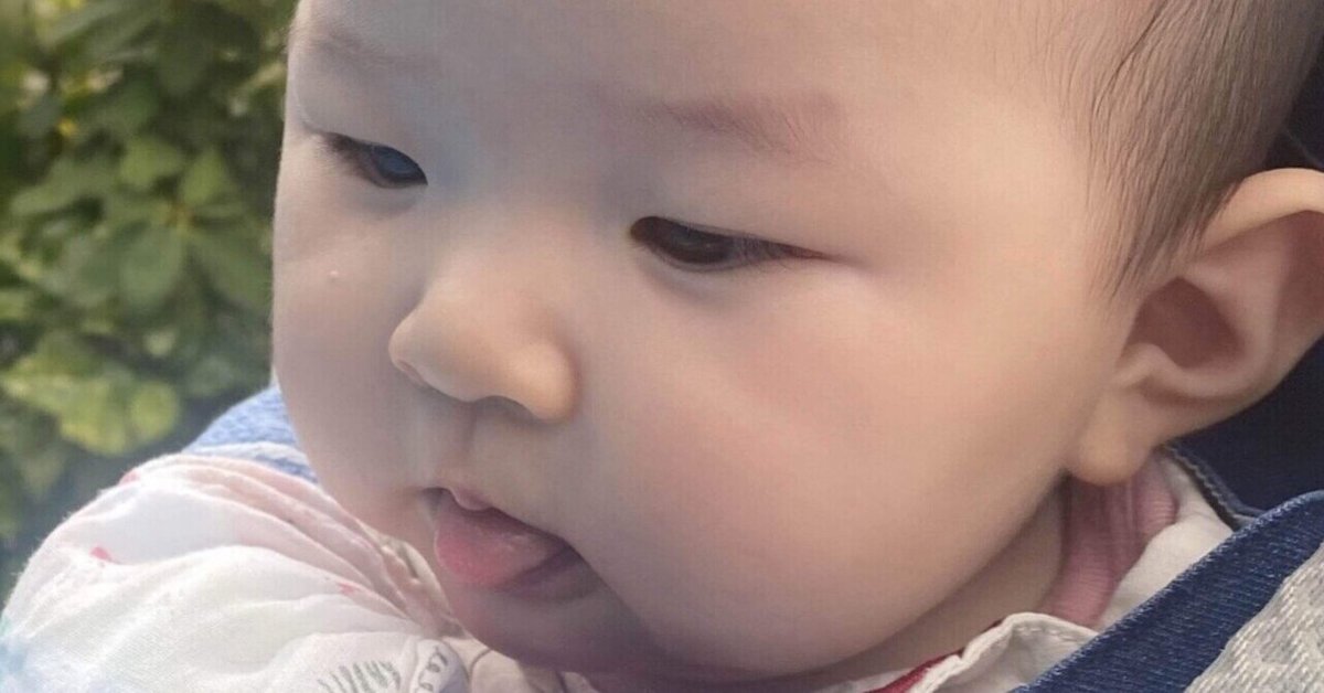 舌を出す男の子 10175000549 の写真・イラスト素材アマナイメージズ