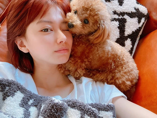 写真多数 「MY FIRST STORY」Hiro 30 と山本舞香 26 の同棲愛撮った！ 伊藤健太郎 27 と別れて乗り換え交際===7月17日の夜。川崎にあるライブハウスから、出番を終えたロックバンド「MY FIRST STORY」のメンバーたちが姿を現した。彼らと一緒に談笑する