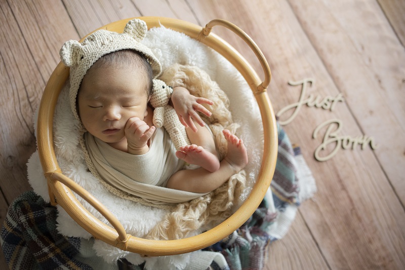 ニューボーンフォトをセルフで安全に撮影する方法！衣装・グッズ・ポーズのアイデアをご紹介FUNmily by fotowa