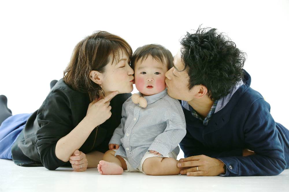 家族写真を自宅でもおしゃれに撮る構図やポーズのアイデア！出張撮影スタジオぽとふ