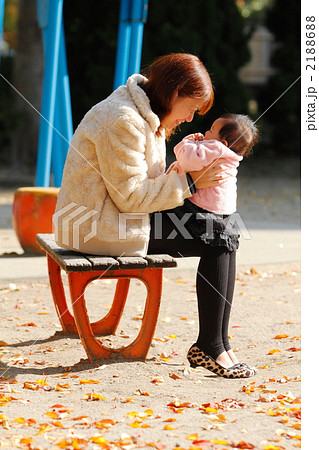 若い母親は男の子、膝の上抱っこ幸せな笑みを浮かべて遊んで。赤ちゃん持株グッズ。の写真素材・画像素材 Image 22149272