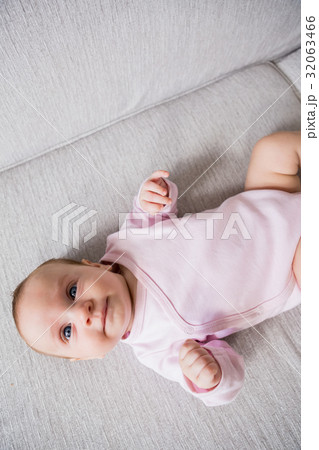 外国人赤ちゃんのファニーフェイス 11038008144 の写真・イラスト素材アマナイメージズ