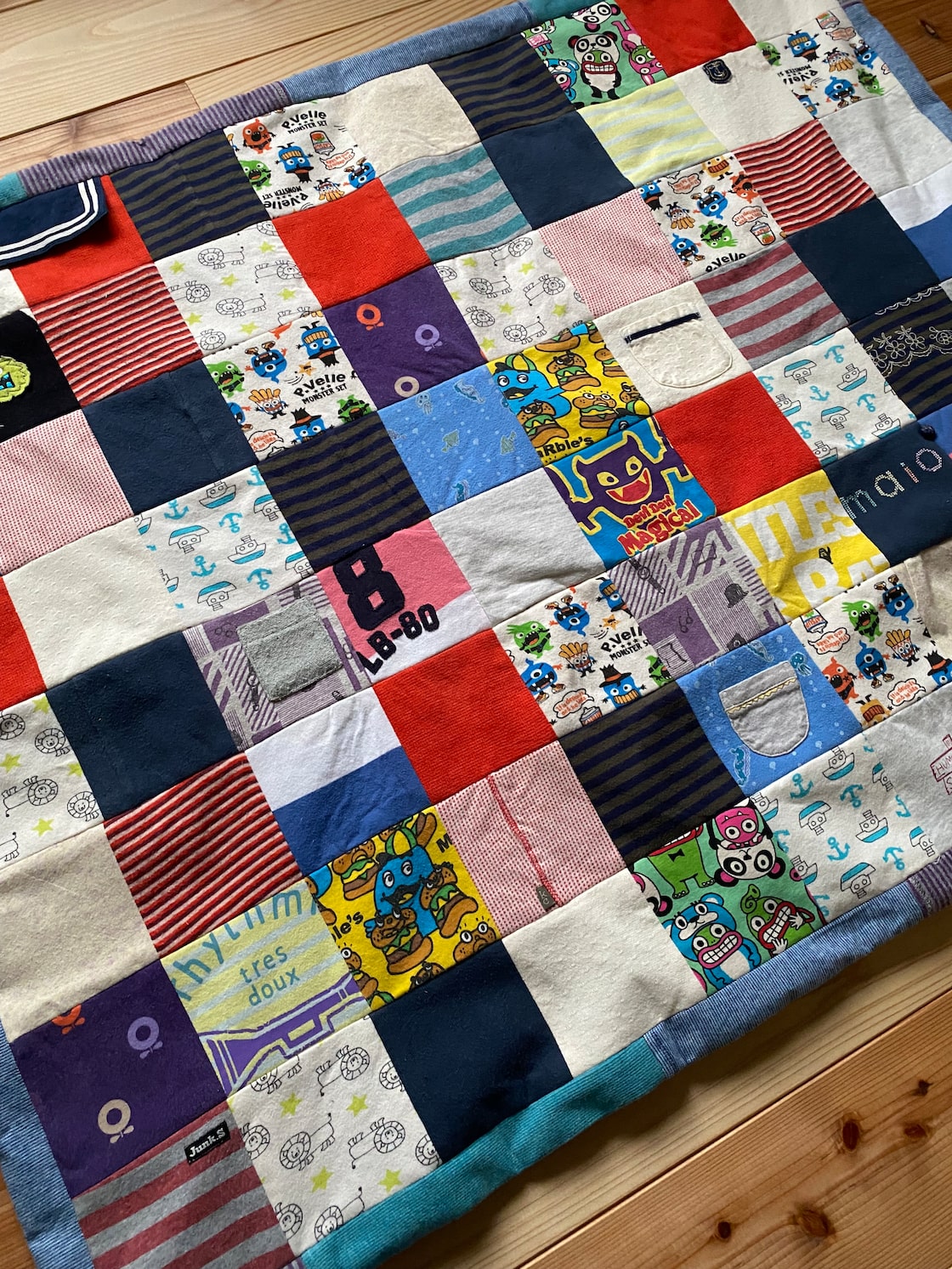 𖧷 ベビー服3着をパッチワークして 子供用のミニバッグにリメイクしました𓈒𓏸𓐍 Xではじめてバズってたくさんの方にご好評いただいたのがこちらのバック☺️💓 ハサミを入れるのに戸惑うほどに可愛いベビー服たち お客様の思い出のお洋服を大切に丁寧に繋ぎ合わせまし