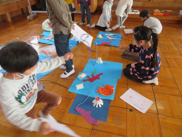 本日は, @playdoughstory.re.em , さんの投稿をご紹介します💓, ⁡, 今回は秋にしたい 「感覚あそび4選」! ,どの遊びも秋を感じることができる かなりオススメの遊びです❣️, ⁡, 季節の遊びは、 学びもあり、 何よりも すごく楽しめるのが良いところ💕,秋なんて、お散歩すれば 素晴らしい素材が沢山落ちています 🍁,しかも無理! たまらん!, ⁡,