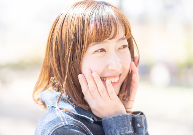 恥ずかしがり屋照れ屋」な女性はかわいい！！特徴とモテる訳！ 恥ずかしがり屋な女性 の照れ笑いは男性のハートを射止めるブレラブ