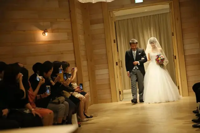 お父さん必見 これを見れば安心！花嫁との歩き方＆美しい座り方・立ち方