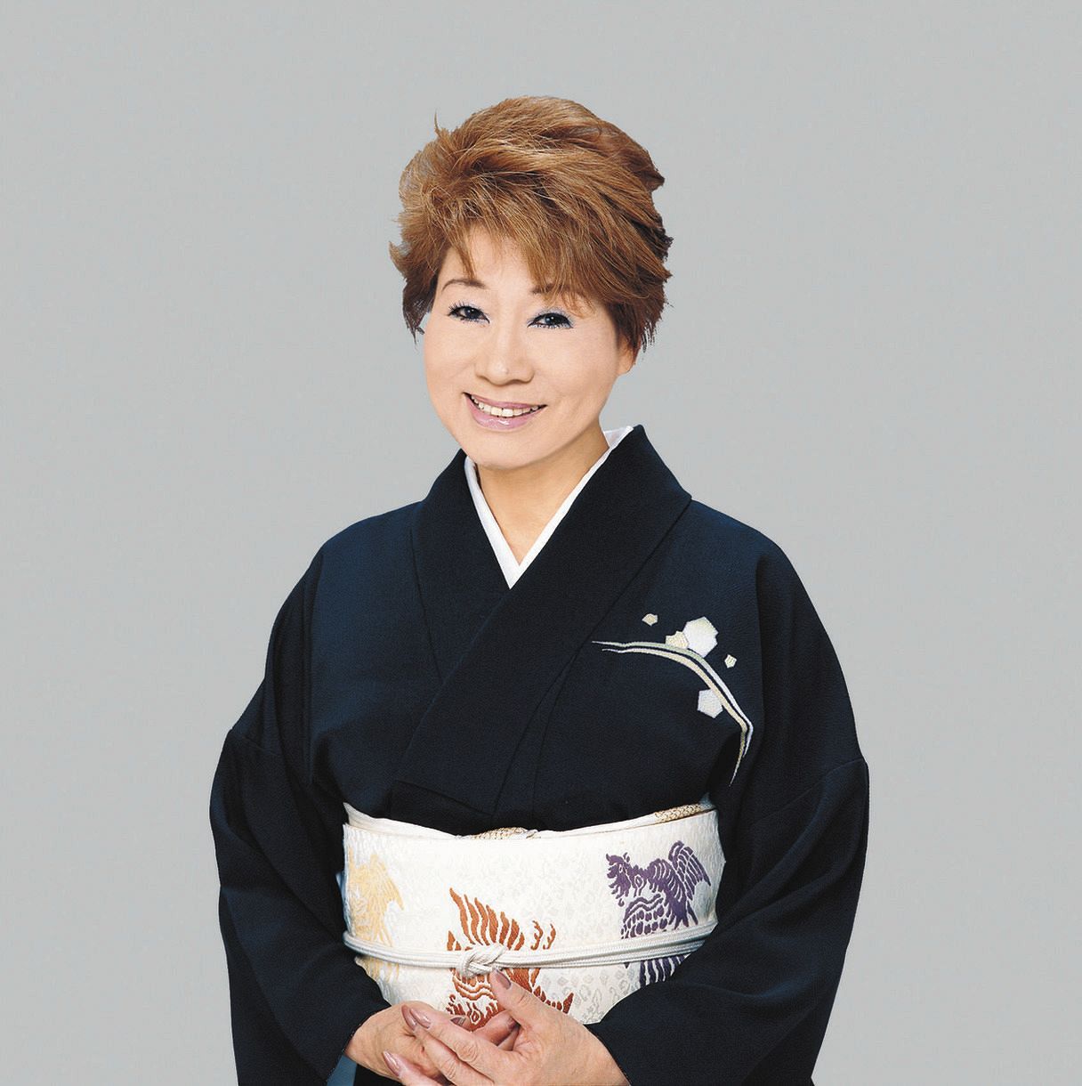 今日8月29日で私が尾上菊之丞を三代目として襲名して10年となりました。 折よく流儀の名取式が執り行われ正装をしていたので記念に一枚写真をとりました。この10年ひたすらに前だけをみて突き進んできました。 今日という日は人生の一つの節目かな。 こんな時代