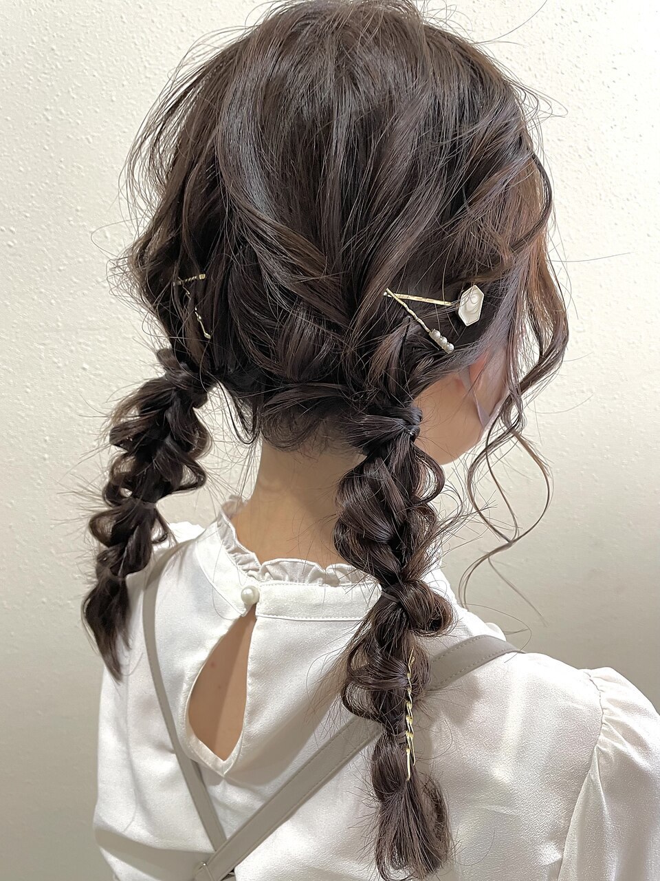 本日のヘアアレンジ👧🏻三つ編みアレンジ ⭐️先日の休日ヘア ヘアアレンジ動画有り😊 今回はくるくる巻いてゴムを結んでいます！ 最初の裏編みは緩みやすいので結構しっかり編んでます！ヘアゴム→seria ❁.｡.:*:.｡.✽.｡.:*:.｡.❁.｡.:*:.｡.✽.｡.:*:.｡.❁.｡. お子様