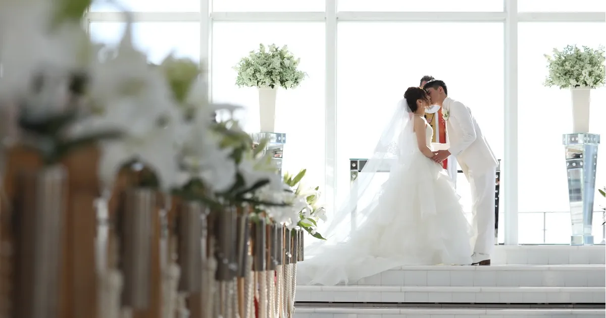 誓いのキス」成功のコツは？キスをする場所や印象に残る演出、キスに代わるアイデアも紹介結婚ラジオ結婚スタイルマガジン