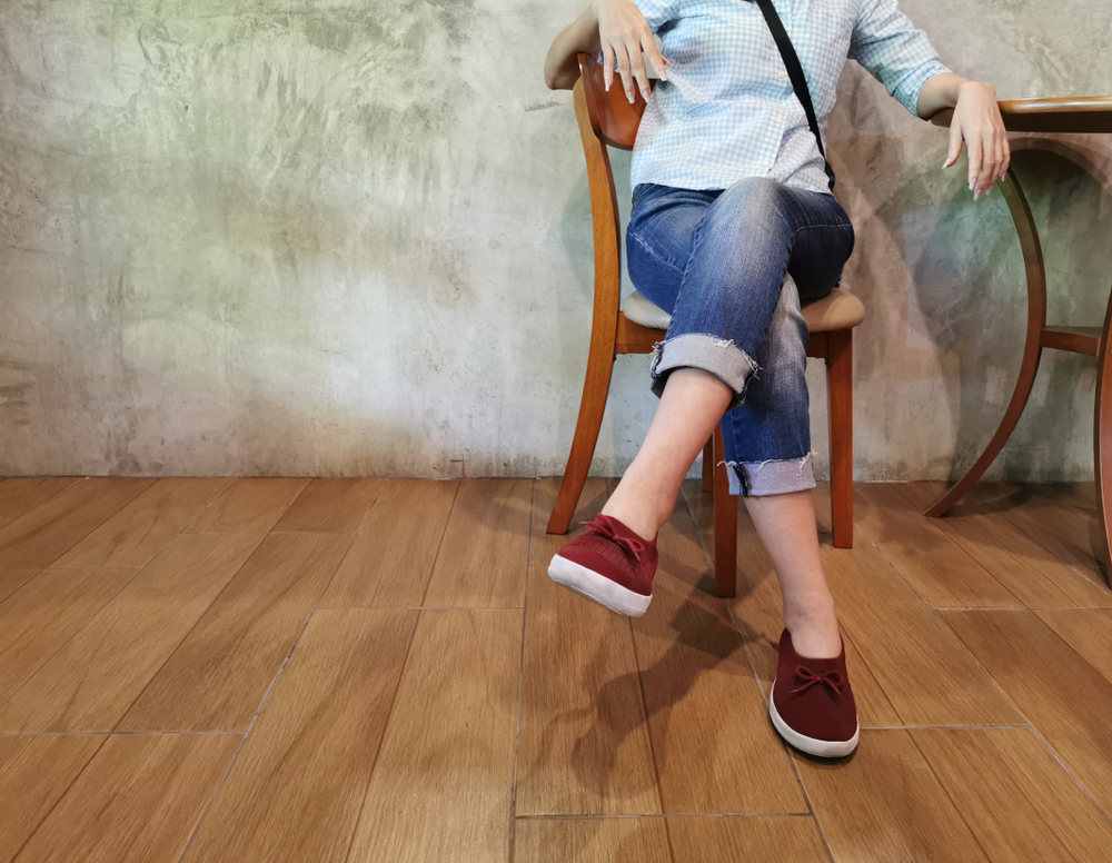 １日１動！ ベッドや布団で 53－1 足抱え込み・体反らし・足・膝乗せ抱え込み福島民報