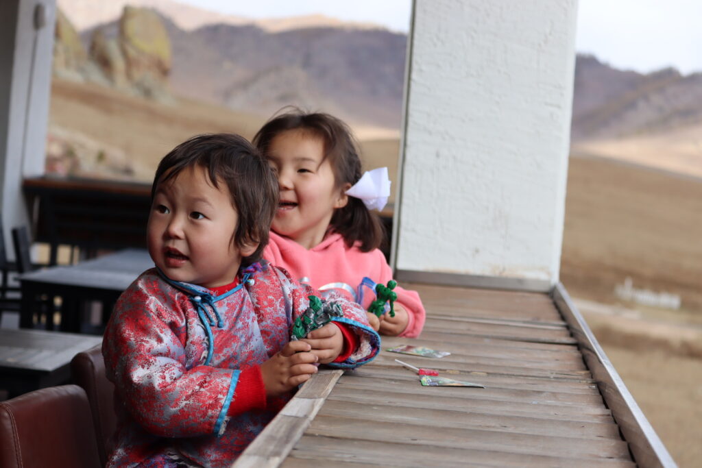 冬のモンゴル遊牧民ホームステイツアー1泊2日〜ヤギの放牧、牛の乳搾り体験