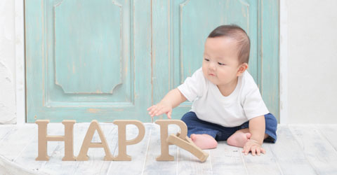 ハーフバースデーを似顔絵でお祝い 思い出のプレゼント 赤ちゃんのハーフバースデーや半年記念日 に思い出を似顔絵でお祝いしませんか？手描きのかわいい似顔絵イラストは、写真から制作され、家族の特別な記念にぴったりです。オーダーメイドで注文が可能で、名入れも対応