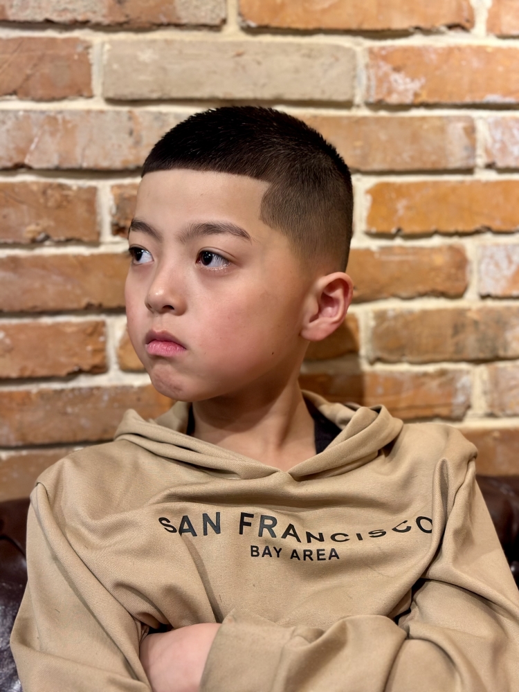 寒くてもフェード。 子供も大人もスキンフェード 。 刈り上げに季節感を求めるのは野暮です。 キッズカットキッズスタイルキッズヘアーkidshairメンズカットhairstyle刈り上げ短髪髪型バーバーbarberツーブロックオシャレ好きな人と繋がり