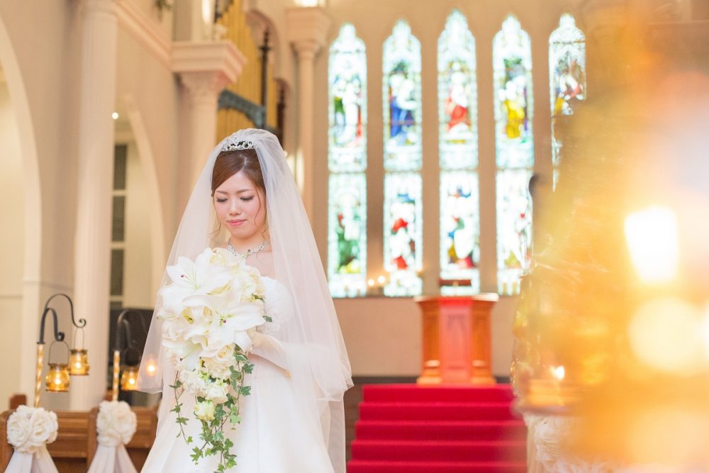 ウェディングドレスにベールとティアラ 髪型はシニヨンで王道花嫁に♪神戸旧居留地の結婚式場 - 神戸セントモルガン教会