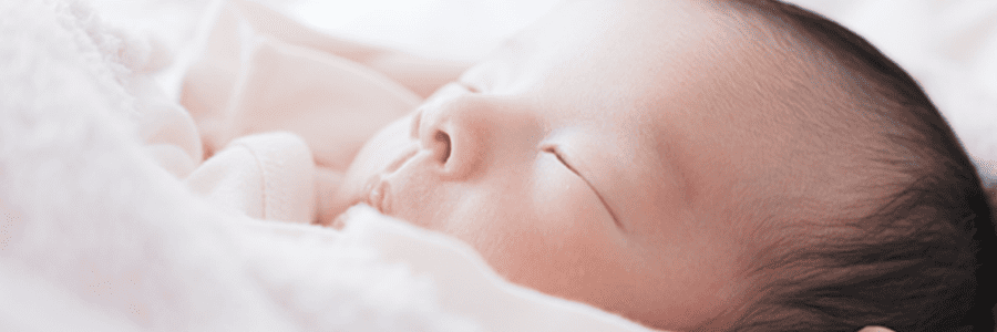 低月齢の赤ちゃん、明け方になると寝ながらうなる原因は？ 医師が解説 スマイル子育てラボ花王 メリーズ