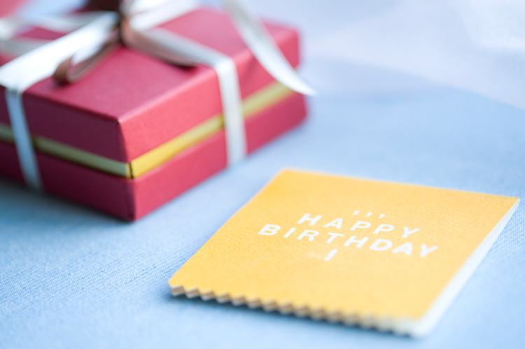 写真もメッセージカードも簡単に作れる！友達の誕生日に贈るポップで元気な寄せ書きアルバム 手作りアルバムアルバムキッチン