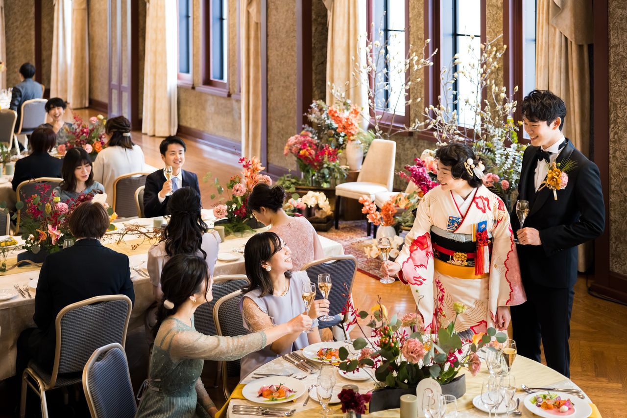 藤田 菜々子2021.05.08 結婚式@学士会館 ． 入籍日から1年、やっと結婚式が挙げられました。延期を一度したものの、コロナが収まる気配なし。 それならばと、規模を縮小して決行したノンアルコール結婚式🍾緊急事態宣言のなか集まっていただいた皆さま、本当に