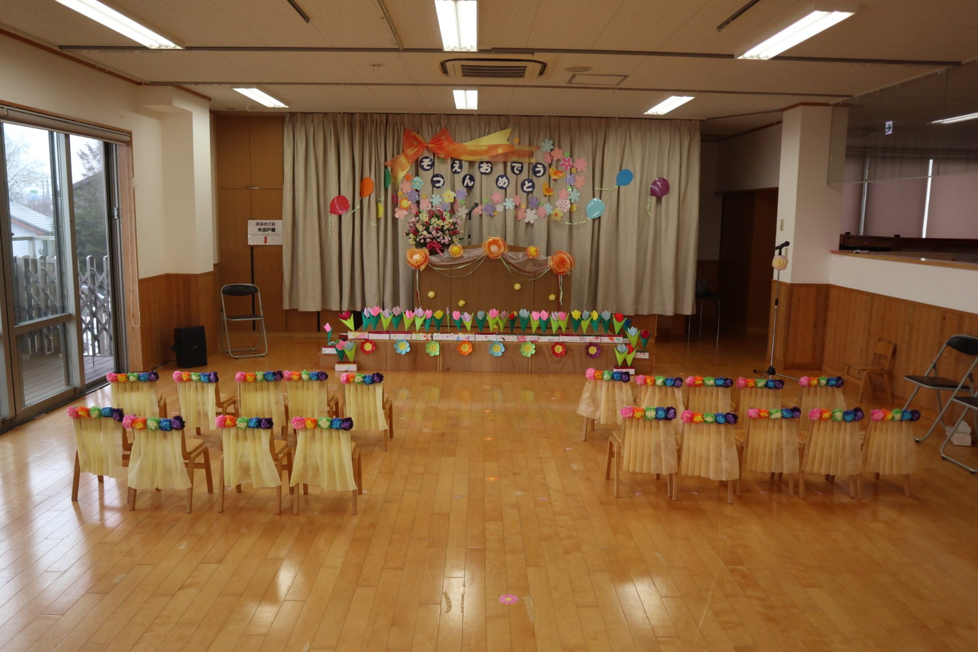 ペーパーブーケの椅子飾り』 卒園式飾り ＊ 卒園児たちの座る椅子に飾ると、卒園式会場全体が明るくなります✨ ＊月刊保育誌「ポット」2020年3月号 チャイルド本社 に掲載して頂きました。 ＊幼稚園保育園幼稚園教諭保育士3月製作保育科保育学生児童館