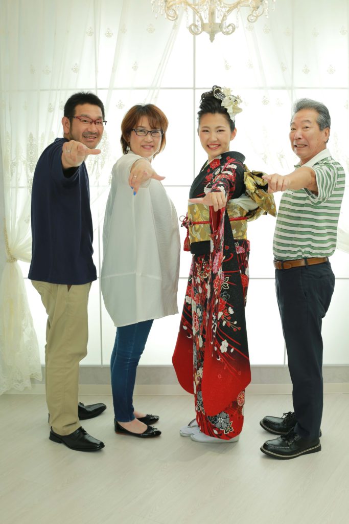 家族写真のポーズ」のアイデア 8 件家族写真のポーズ, 家族写真, ファミリーフォト