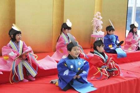 本日は『喫茶こころ』開催！日曜定休の通所スペースを使用して、職員が1日限りの喫茶店をオープン☕️ テーマはひな祭り。手作り衣装でお出迎えです🎎ご利用者様には普段と違った趣向でおやつを召し上がっていただき、大変喜んでいただけました😊介護老人保健施設