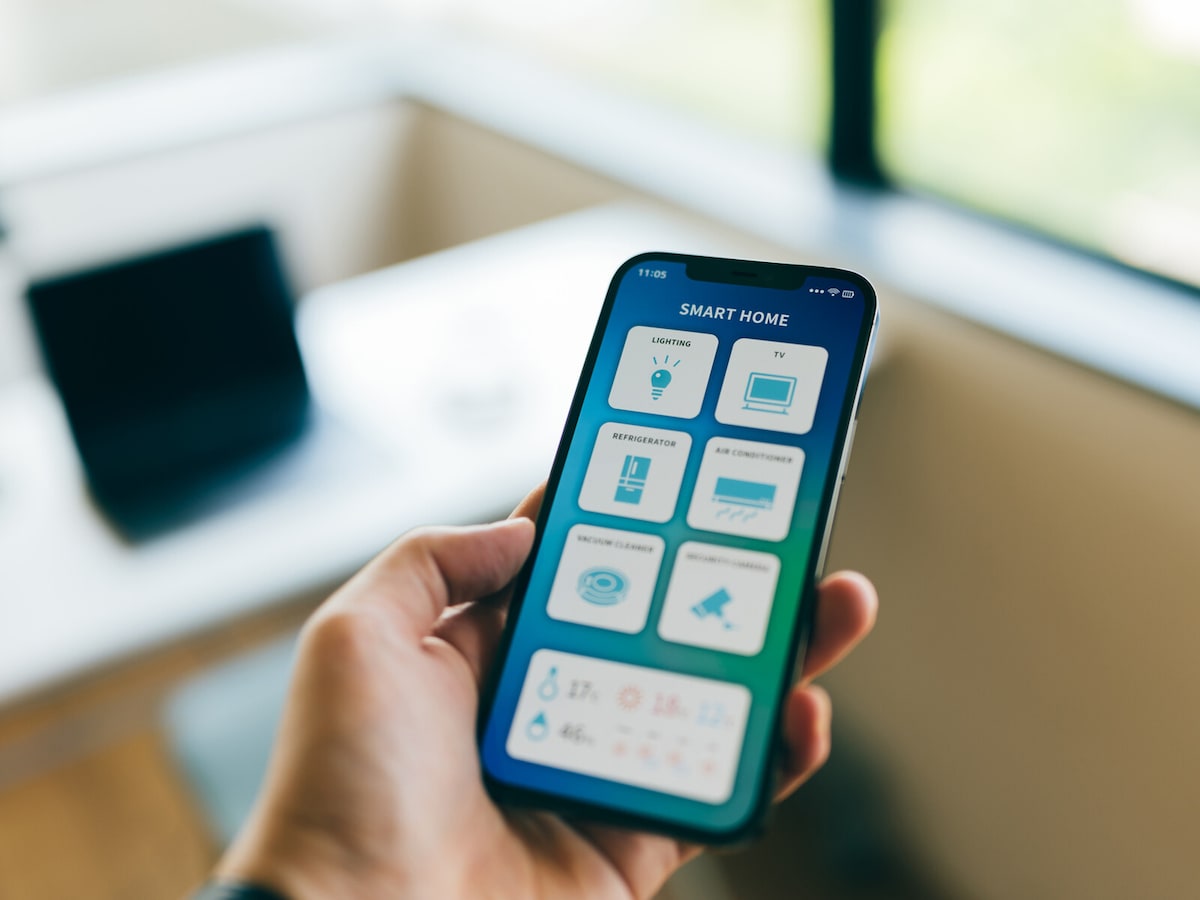 スマホを操作するおじいちゃん Stock PhotoAdobe Stock