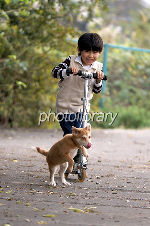 笑顔の子どもたち 虹 音楽のイラスト無料のフリー素材 イラストエイト