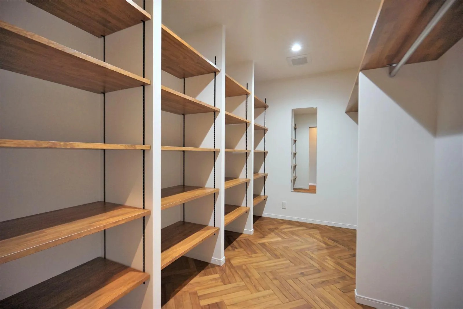 ウォークインタイプのファミリークローゼット