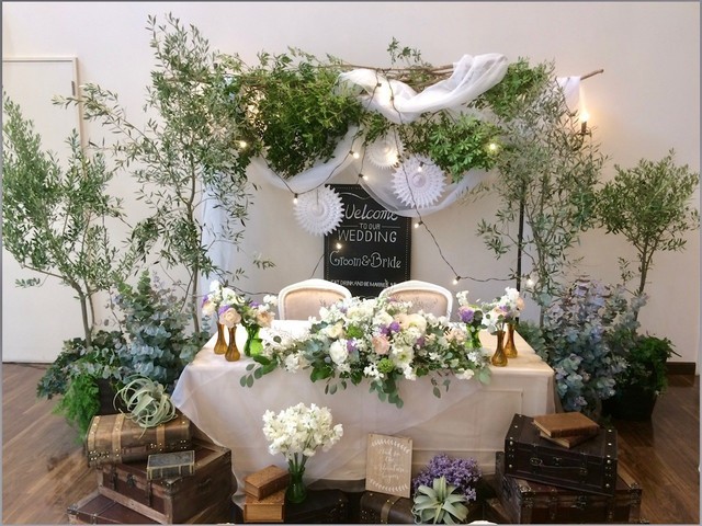 ブルー系メインテーブル装花10選！青が好きな方必見♡ 今週のスタスナ omotte magazine fromANNIVERSAIRE記念日にまつわるマガジン