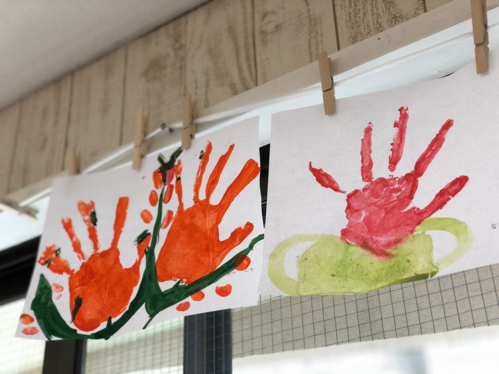 母の日のプレゼント作り～感謝の気持ちを込めて、手作りカーネーションを作りました。「お母さんだ～いすき！」と言いながら、丁寧にメッセージを書く子ども達☆大好きなお母さんへの子ども達の心がこもった、温かい素敵な作品が出来上がりました *^^*