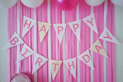 誕生日飾りの落ちない100均テープ活用法