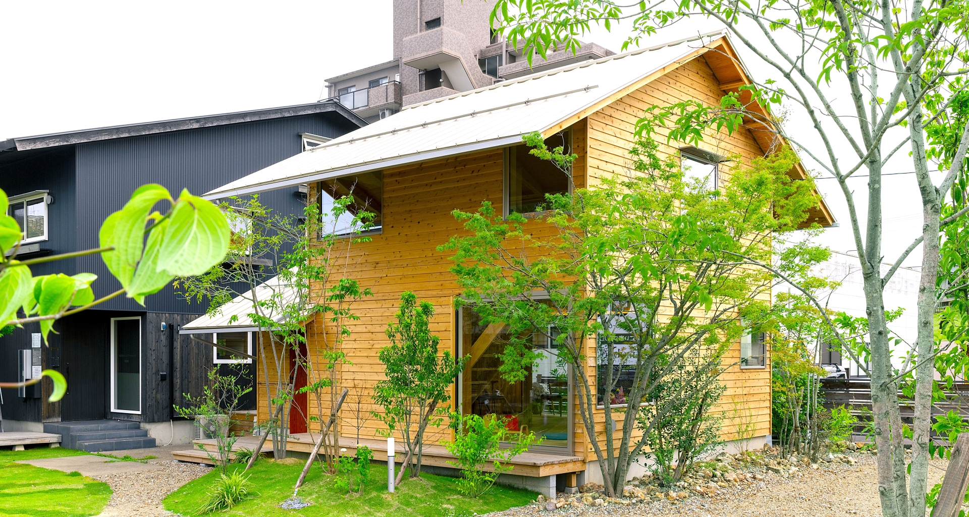 岐阜市芋島に突如現れたバームクーヘンのお店 看板を見たら fleur の文字 あれ？ここの直売所って笠松町にあったのでは？ それにしても凄い人だ😳オープンはいつだったんだろう？と インスタを見てみたら何と10月11日 前日だった〜！しかも土曜日だしこりゃ凄いわ 帰り