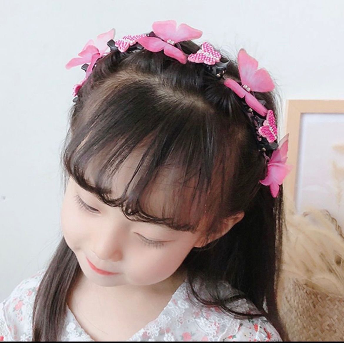 本日のヘアアレンジ👧🏻カチューシャアレンジ カチューシャのアレンジを2パターンです😊巻いただけでも可愛いし見えるように三つ編みしても可愛いです💗 アイロンは26ミリを使用しました😊 温度は150度です♡ 可愛いカチューシャ→@shomty_officialさんです