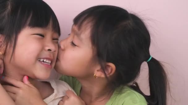 女の子二人にキスされる男の子7242146 の写真素材 - アフロ