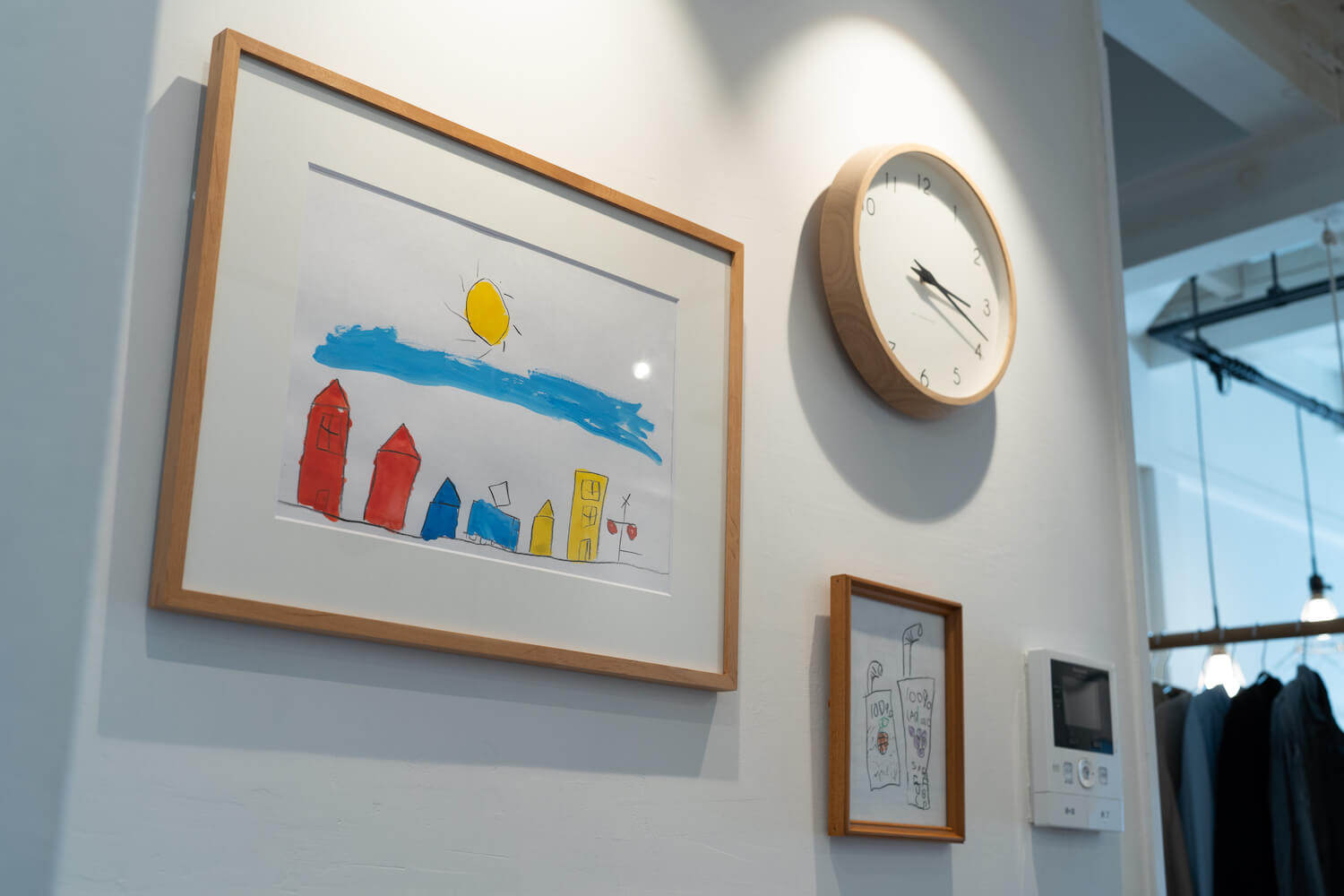 壁に貼りがちな子どもの絵を、100均DIYでスッキリ飾るには入れ替え簡単な額装アイデアに絶賛の声 1 2ねとらぼ