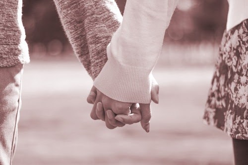 ラブラブカップルの手をつなぐ後ろ姿イラスト・フリー素材なら「シンテリ」