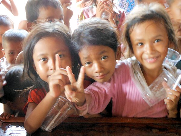 カンボジアの赤ちゃんとお母さん👶 幸せそうな姿に笑みがこぼれます😊 カンボジアと言えば、何が思いつきますか？世界遺産のアンコールワットは、ご存知の方も多いのではないでしょうか。 観光地として日本人にも人気のアンコールワットですが、実は江戸時代から訪れてい