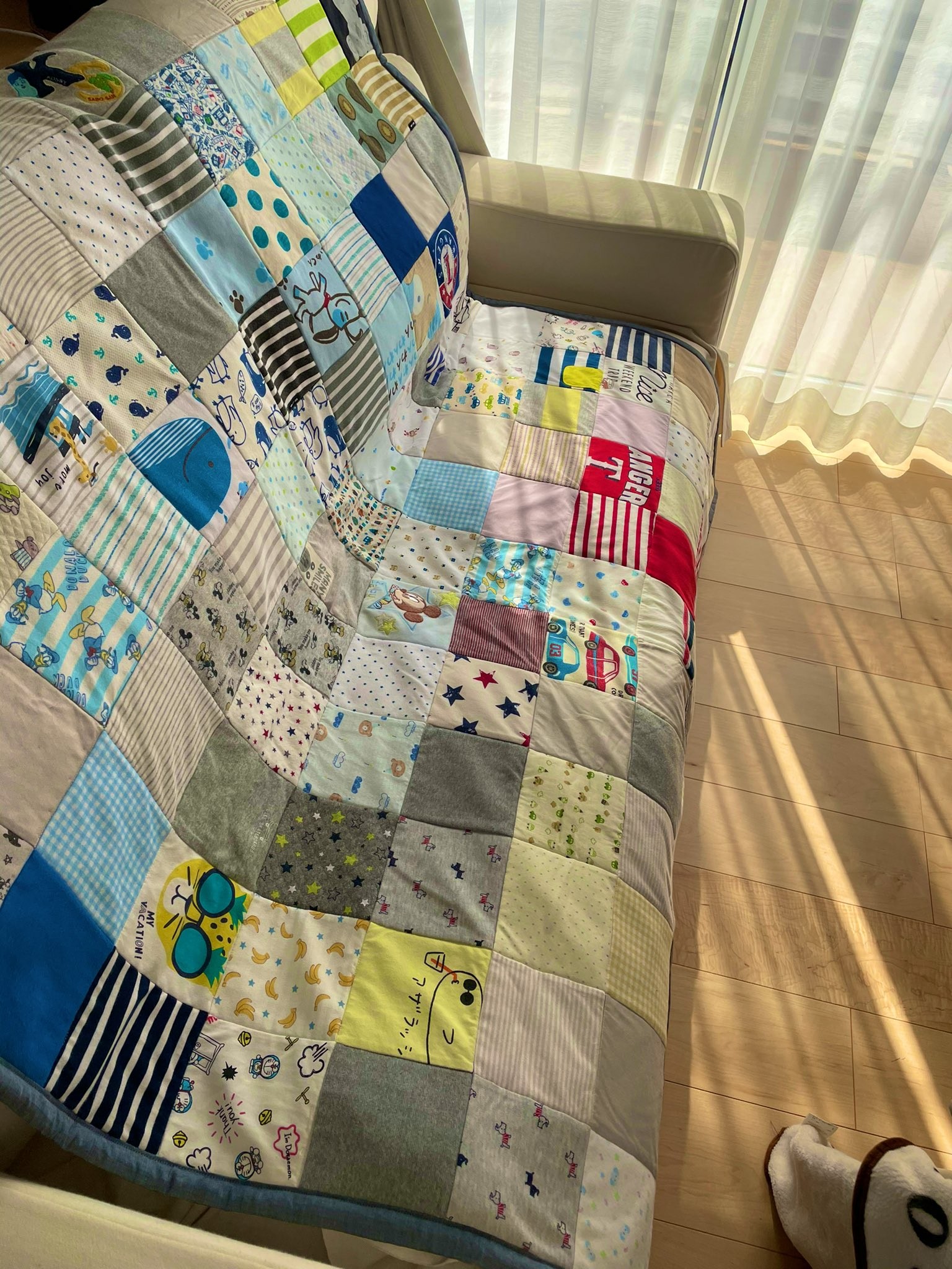 ✲ ベビー服4着をリメイクして 小物入れを作りました𓈒𓏸𓐍 最近とても人気で 続けてお作りさせて頂いているので小物入れの投稿が増えると思います🎀 今回は4着のベビー服と、付属の紐を縫い付けてリボン付きのデザインに🎗️ 一面一面に思い出が詰まっていて 気分