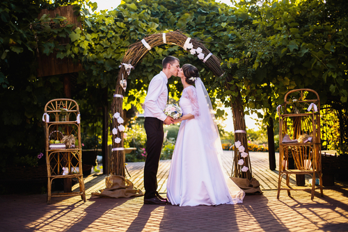 3から5秒のキスが鉄則!? 「誓いのキス」を成功させるポイントとおすすめの演出みんなのウェディングニュース