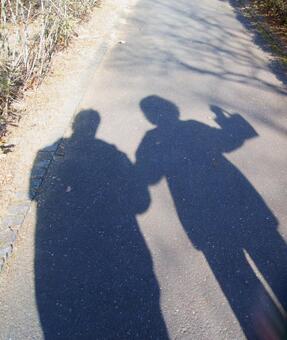 若いカップルのハートの形で影を作成します。のストックフォト – ロイヤリティフリー画像FreeImages