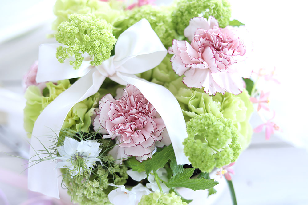 098 カーネーションのアレンジメント 母の日におすすめ！ お花 花 生花 花束 フラワーアレンジメント モダン 和風 バラ 薔薇 ローズ ピンク 紫お祝い 誕生日 結婚祝い 出産祝い ホワイトデー バレンタイン 父の日 母の日 敬老の日 記念日 結婚記念日 送別 退職 入学