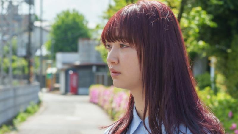 かわいい女の子と彼女のお母さん - おんぶのストックフォトや画像を多数ご用意 - おんぶ, カメラ目線, シングルマザー - iStock