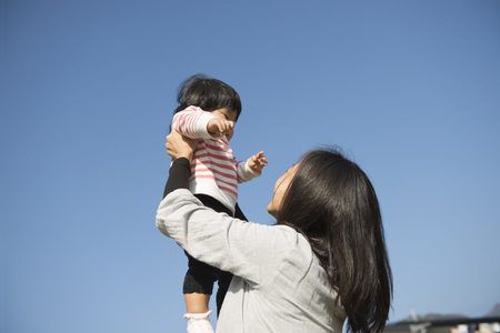 高い高いをする赤ちゃんとママの写真素材95685678- PIXTA