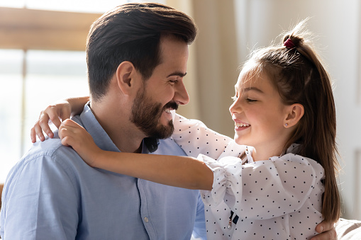 子どもを持つには若すぎる」と言われた18歳パパ→子どもが成長すると美しく成長した娘との今の姿に反響「なんて美しい2人」 海外1 3ライフスタイル ねとらぼ