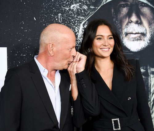 認知症の診断を受けて闘病中の映画俳優ブルース·ウィリス 70 が、家族と一緒に住んでいた家から離れた別の家で介護人の世話を受けながら生活していると、彼の妻が伝えた。ウィリスの妻 エマ·ヘミング·ウィリス- MK