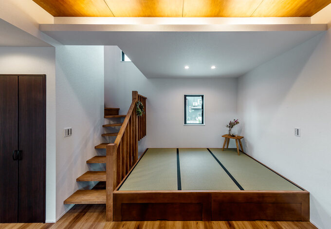 リビング内に設けた小上がりの畳コーナー。赤ちゃんの掴まり立ちの練習や昼寝にも最適なスペース くふうイエタテ